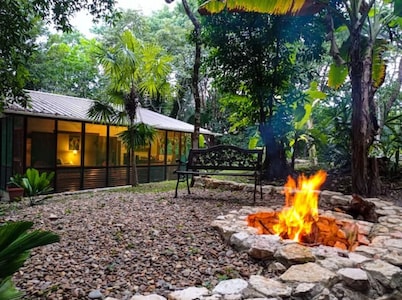 Cozy cabin near San Ignacio Town w/AC, Wi-Fi, 2 beds, very close to everything.