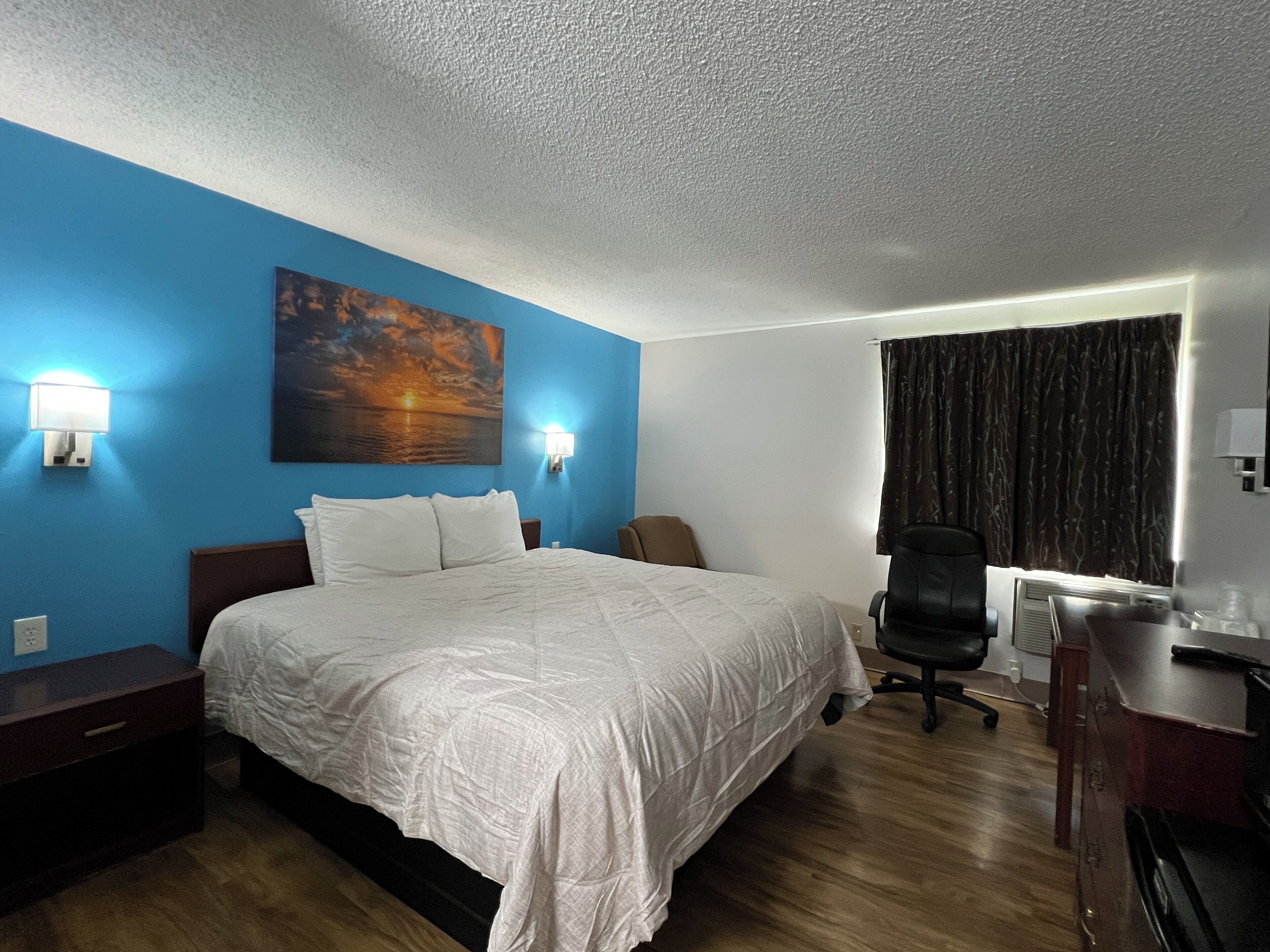 Escritorio, wifi gratis y ropa de cama 