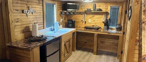 Refrigerador, microondas, cafetera y tetera y utensilios de cocina