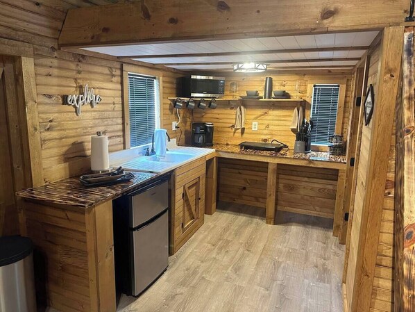 Kühlschrank, Mikrowelle, Wasserkocher mit Kaffee-/Teezubehör