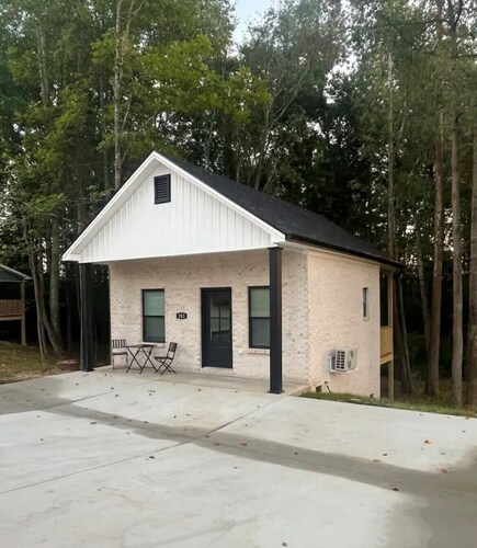 Charming 1-bedroom fish shack in Somerset with WiFi and AC