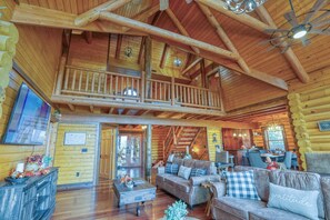 Smart TV, fireplace, video games, table football - Luxury 5000sqft 6 Acre Lodge with Views, Wildlife, 2 Game Rooms & Fast Internet! (Sevierville)