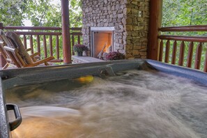Outdoor spa tub - Luxury 5000sqft 6 Acre Lodge with Views, Wildlife, 2 Game Rooms & Fast Internet! (Sevierville)
