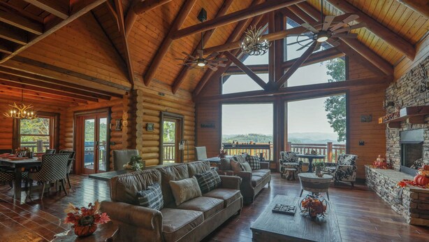 L’intérieur de cette vaste cabane en rondins comprend une grande salle à manger, un salon confortable doté d’une cheminée et de grandes fenêtres offrant une vue panoramique.