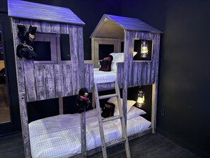 5 slaapkamers, een bureau, een strijkplank/strijkijzer, wifi