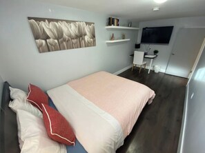 1 bedroom, WiFi, bed sheets - The Hummingbird - Cozy and Stylish Basement Room (Edmonton)