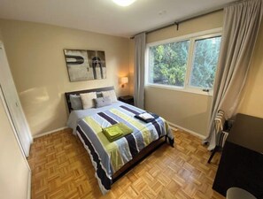 1 habitación, escritorio, tabla de planchar con plancha y wifi 