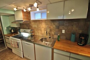 Microwave, toaster, cookware/dishes/utensils - Warm and Comfy Room 3
(Edmonton)