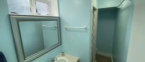 Dusj, hårføner, håndklær og såpe