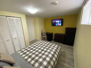 1 bedroom, desk, iron/ironing board, WiFi - Warm and Comfy Room 4

 (Edmonton)