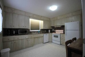 Private kitchen - Warm and Comfy 2 BDRM House

 (Edmonton)