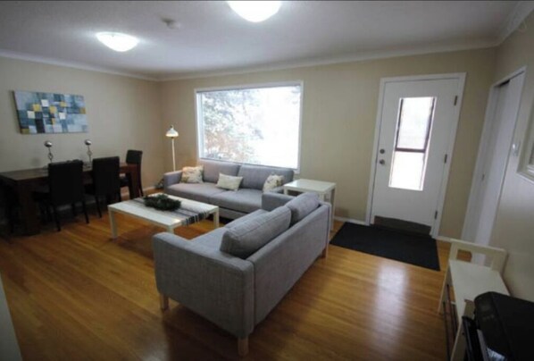 Living area - Warm and Comfy 2 BDRM House
(Edmonton)