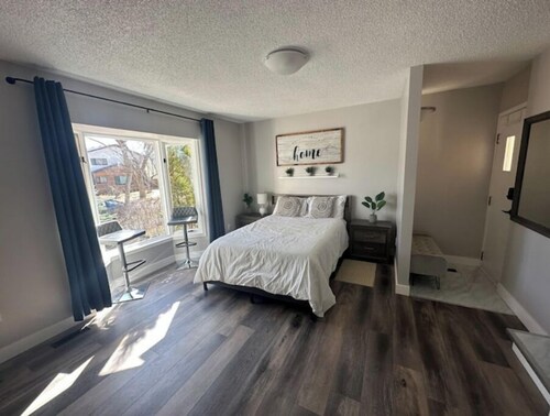 'The Carrera 1' Private Bachelor w Kitchen

