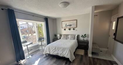 'The Carrera 1' Private Bachelor w Kitchen