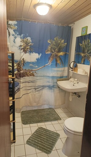 Haartrockner, Handtücher, Seife, Shampoo