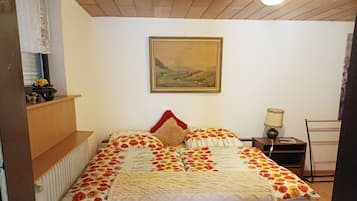 2 Schlafzimmer, Schreibtisch, Bügeleisen/Bügelbrett, WLAN