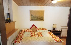 2 Schlafzimmer, Schreibtisch, Bügeleisen/Bügelbrett, WLAN