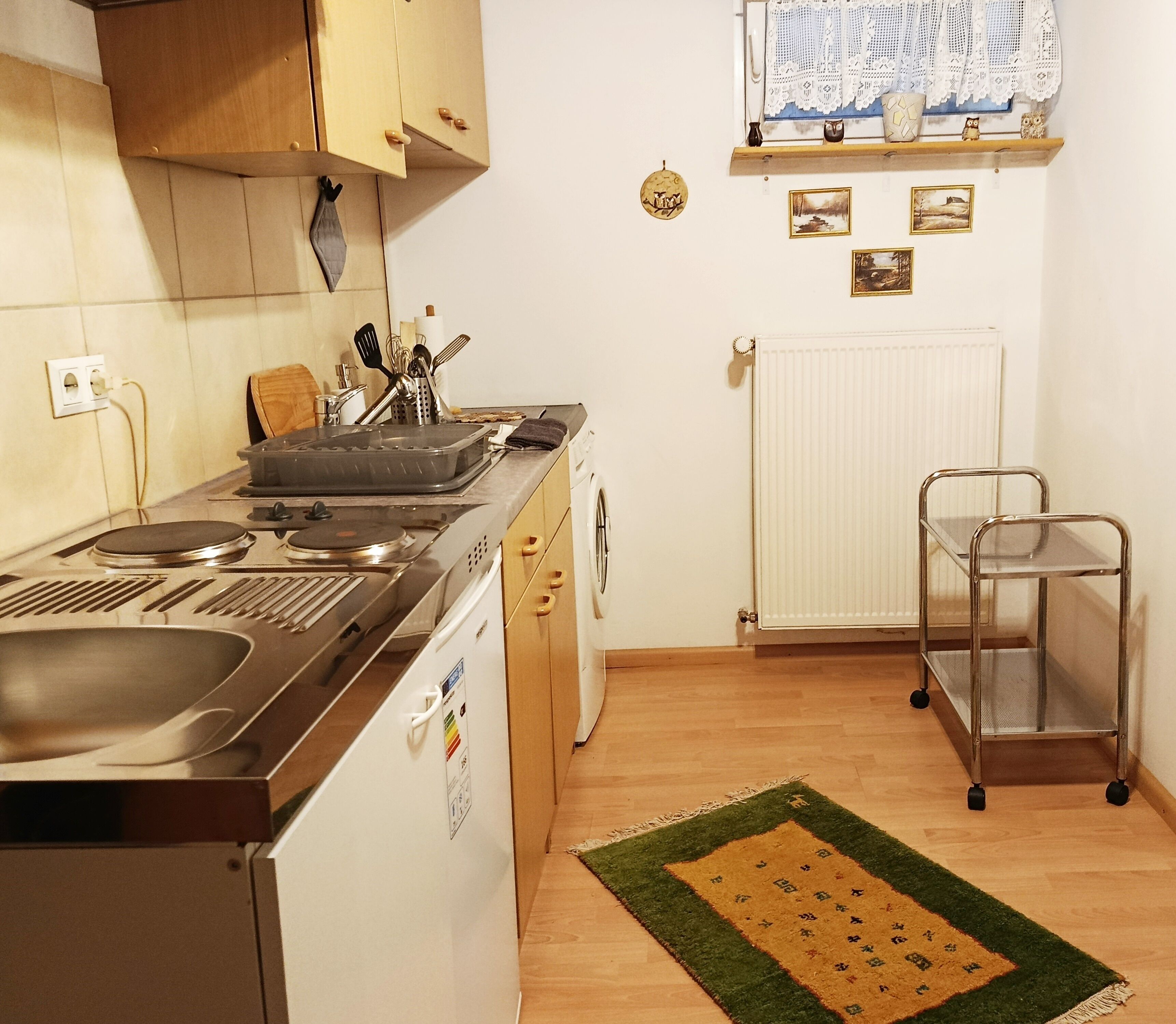 Een koelkast, een microgolfoven, een oven, een vaatwasser