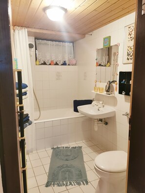 Een haardroger, handdoeken, zeep, shampoo