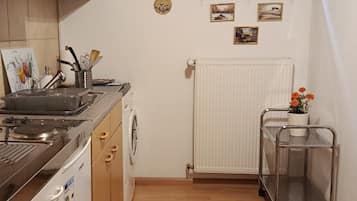 Kühlschrank, Mikrowelle, Ofen, Geschirrspüler