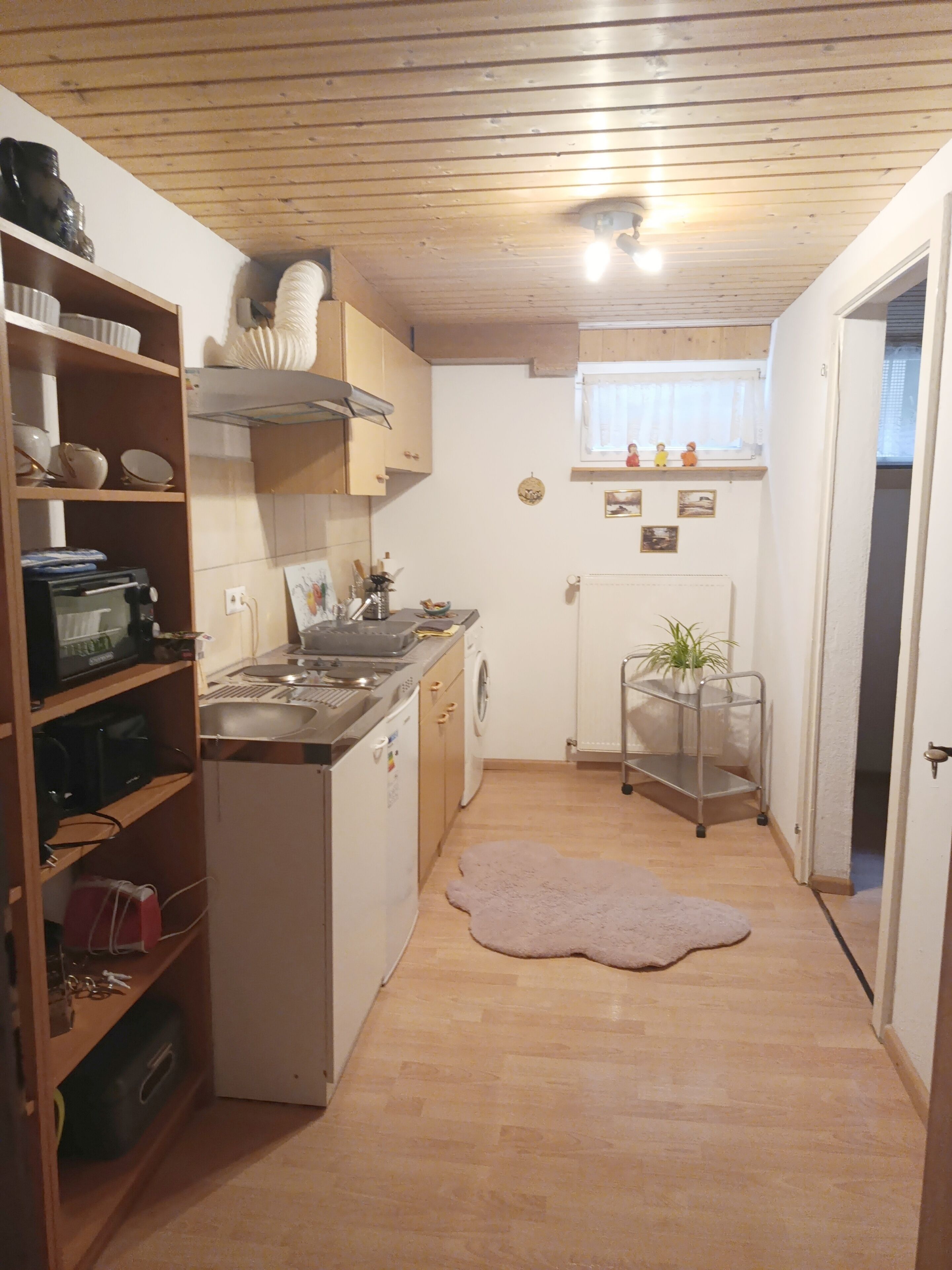 Kahvin-/teenkeitin, jääkaappi, mikroaaltouuni, uuni