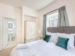 4 bedrooms, free WiFi, bed sheets, wheelchair access