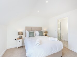 4 bedrooms, free WiFi, bed sheets, wheelchair access