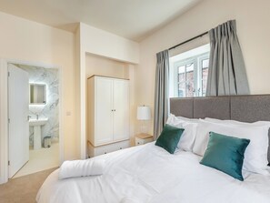 4 bedrooms, free WiFi, bed sheets, wheelchair access