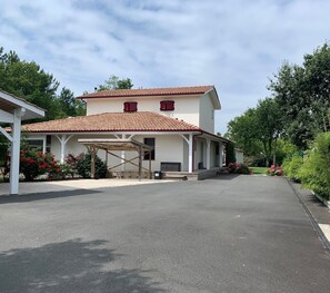 Exterior - Family villa on the edge of a forest, close to the ocean and the largest lake in France  (Hourtin)