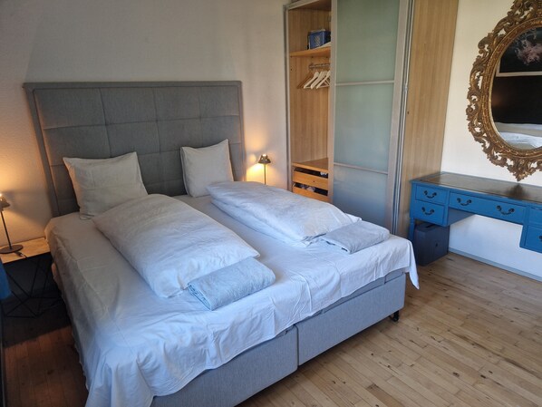 2 bedrooms, iron/ironing board, travel crib, WiFi - Spacious apartment near parks and historic center (København)