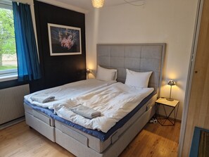 2 makuuhuonetta, silitysrauta/-lauta, vauvan matkasänky, Wi-Fi