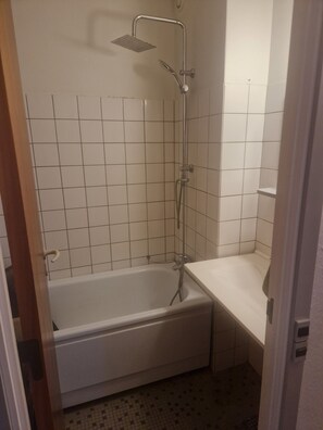 Hårtørrer, håndklæder, Sæbe, Toiletpapir