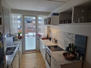 Jääkaappi, mikroaaltouuni, uuni, liesi