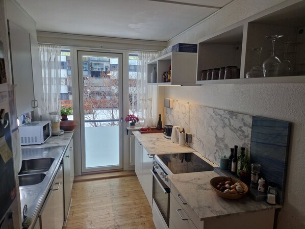 冰箱、微波炉、烤箱、炉灶