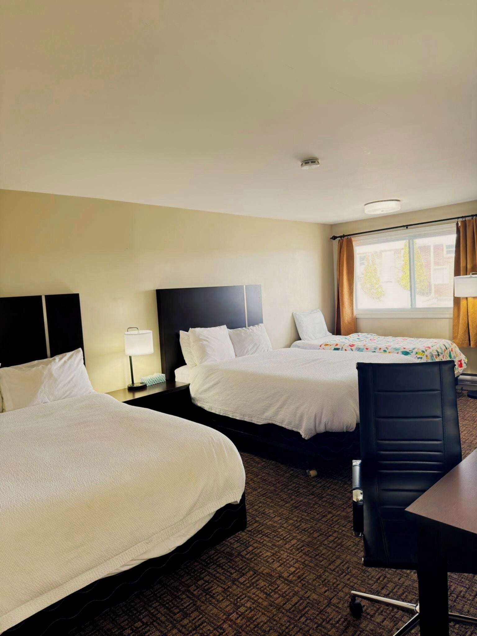 Family Triple Room | Desk, free WiFi, bed sheets