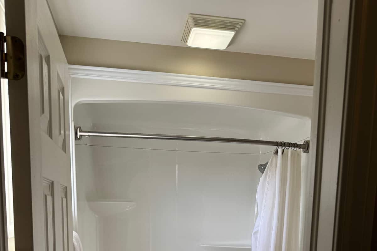 أحواض استحمام، مناشف، صابون، شامبو