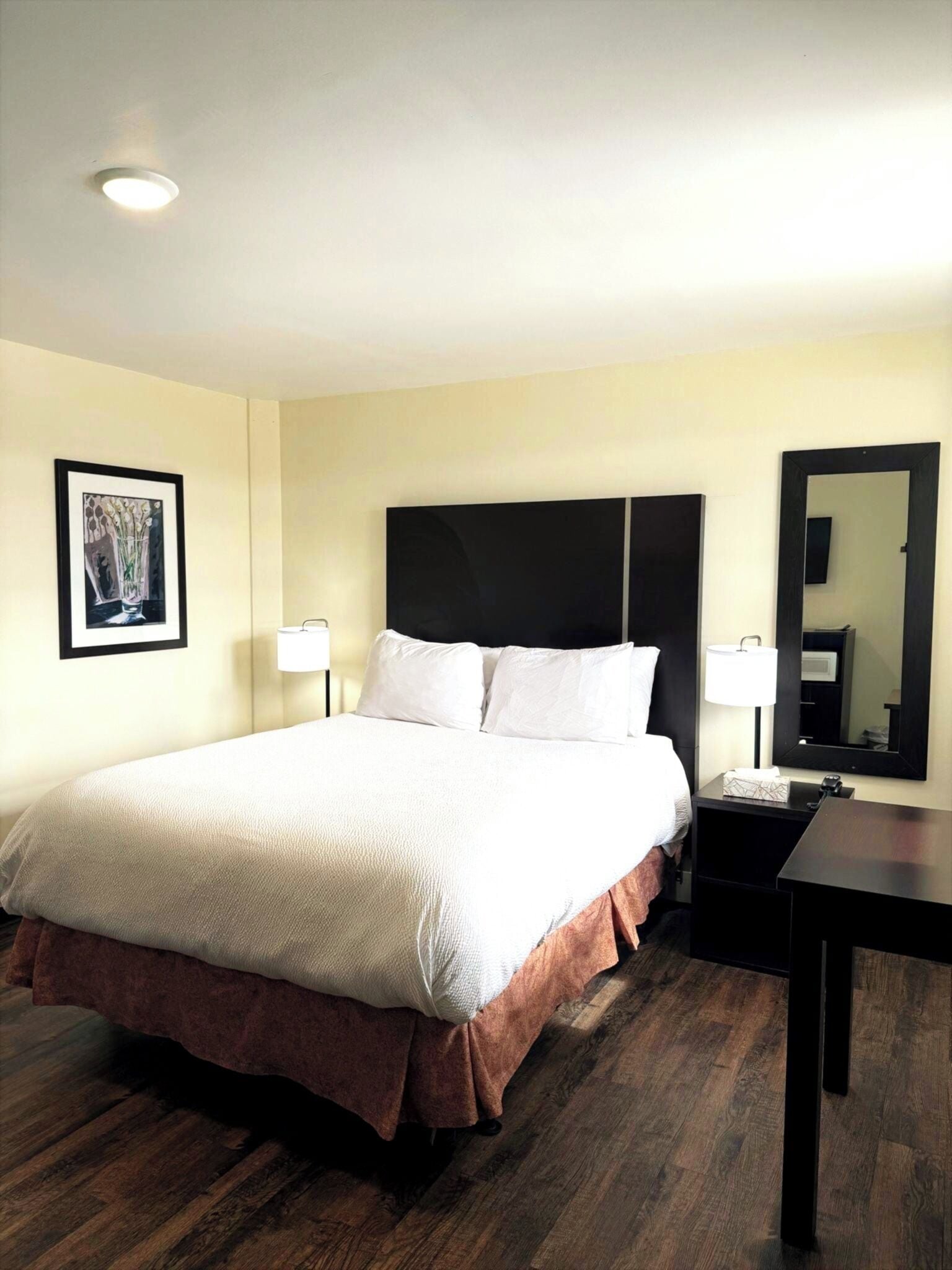 مكتب وواي فاي مجانًا وملاءات أسرّة