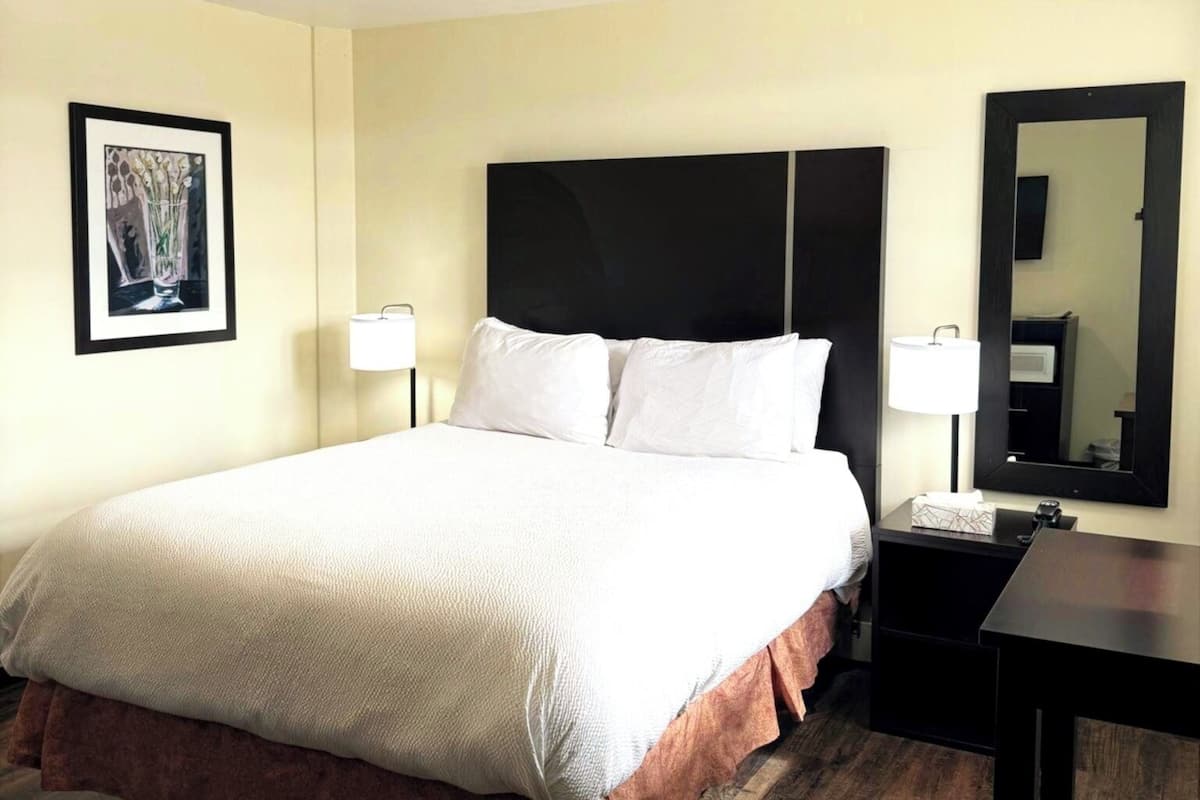 مكتب وواي فاي مجانًا وملاءات أسرّة