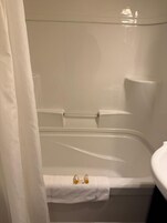 Habitación individual económica | Baño | Bañera, toallas, jabón y champú