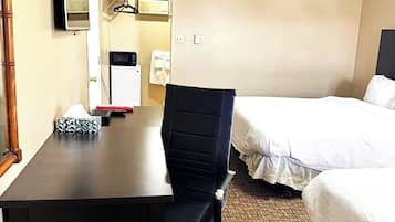 Muebles diferentes, escritorio, wifi gratis y ropa de cama