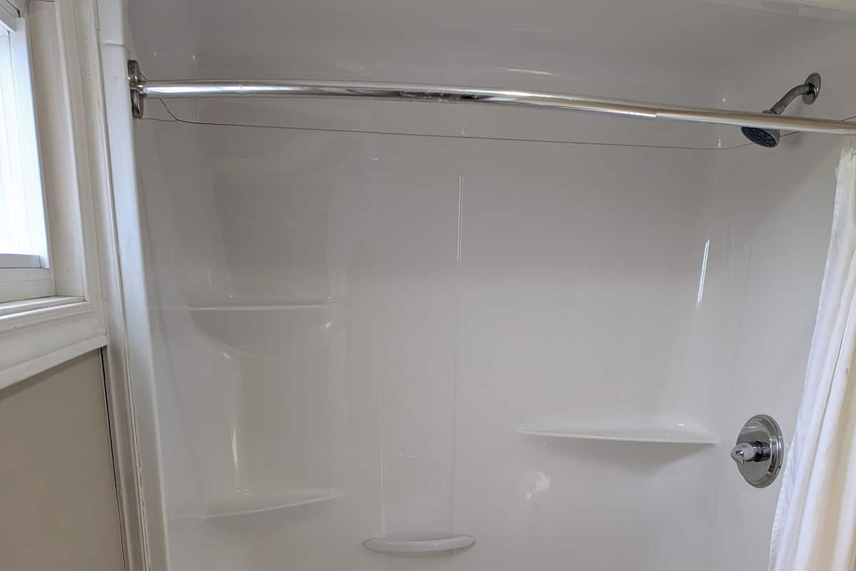 Tina, toallas, jabón, shampoo