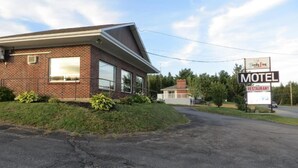 A brick building with a sign indicating it is a motel and restaurant. - Fundy Line Motel (Miramichi)
