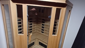 Un mueble de madera con puertas de cristal, que presenta varios estantes y compartimentos.