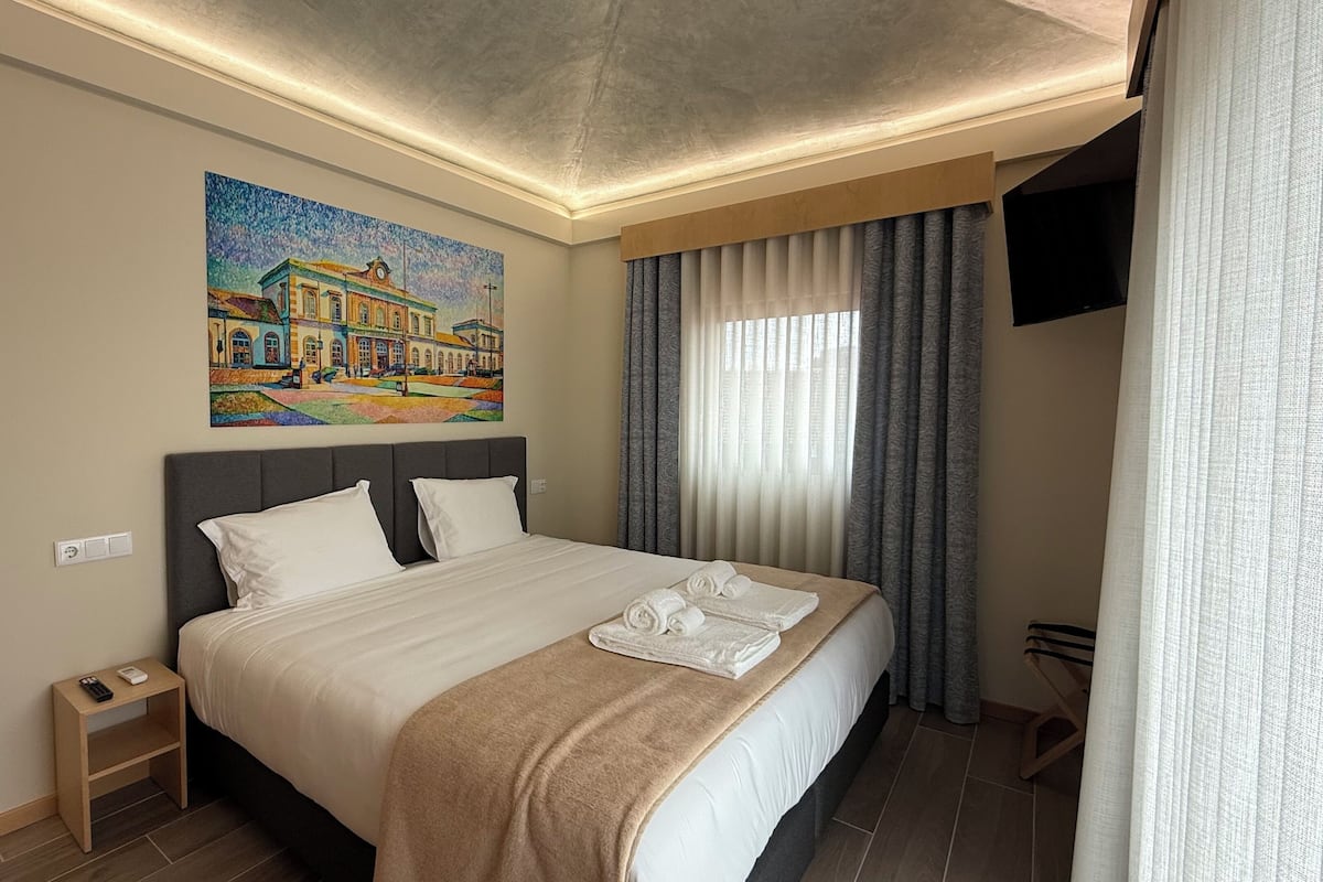 Deluxe-Doppelzimmer, Stadtblick | Allergikerbettwaren, Zimmersafe, individuell dekoriert, Schreibtisch