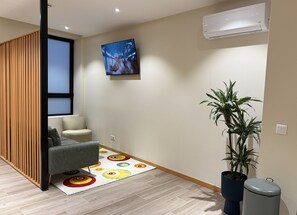 En 43-tommers smart-TV med kabel-kanaler