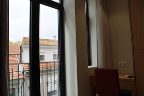 Double Room | Hypo-allergenic bedding, in-room safe, individually decorated, desk - Oporto Station Hostel & Rooms (Porto)