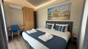 Deluxe Double Room, City View | Hypo-allergenic bedding, in-room safe, individually decorated, desk - Oporto Station Hostel & Rooms (Porto)