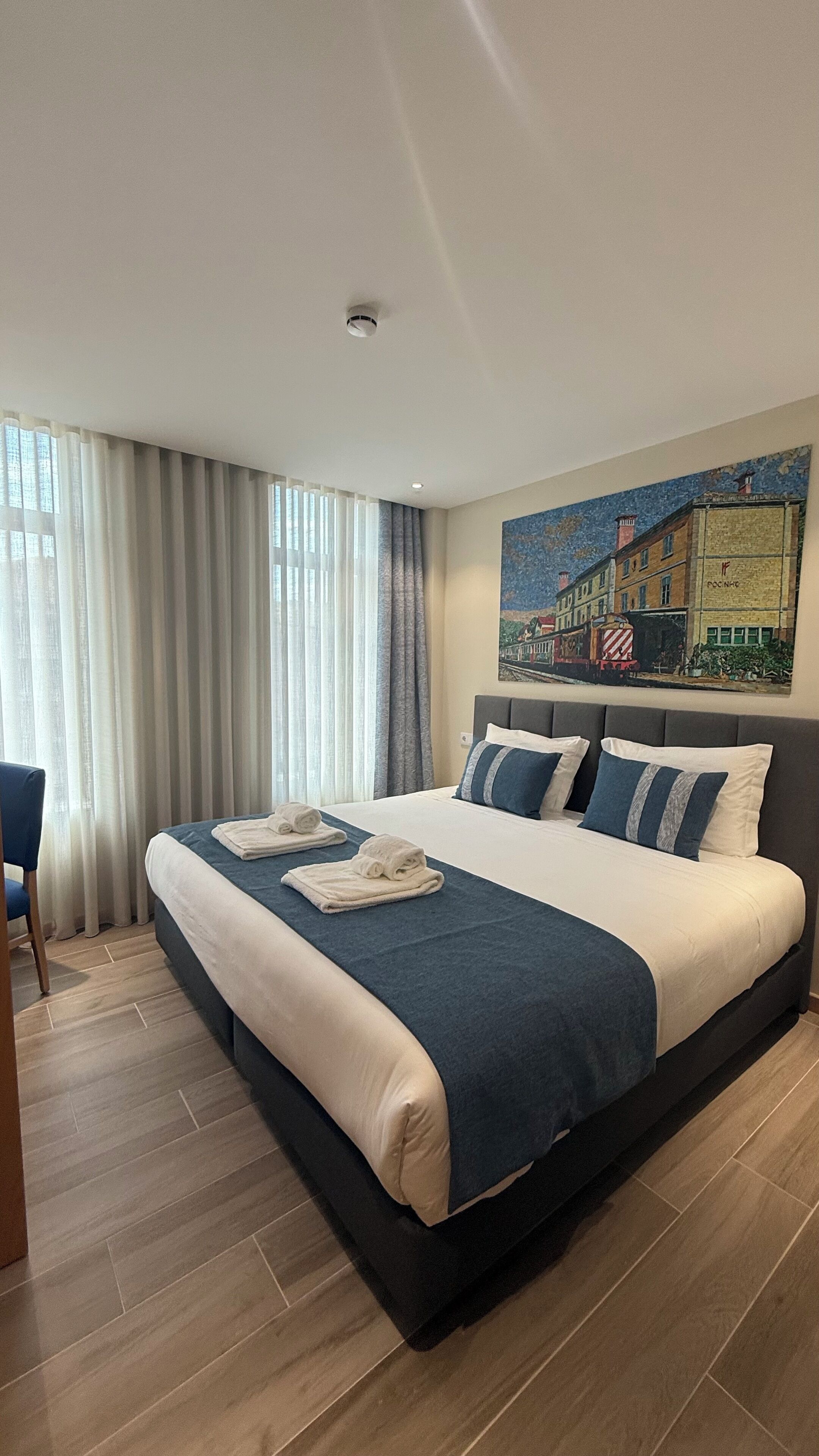 Ropa de cama hipoalergénica y caja de seguridad en la habitación 