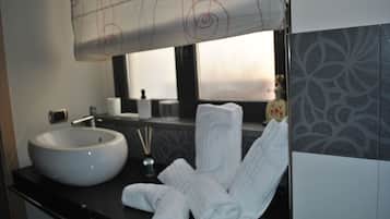 Douche, sĂšche-cheveux, bidet, serviettes fournies