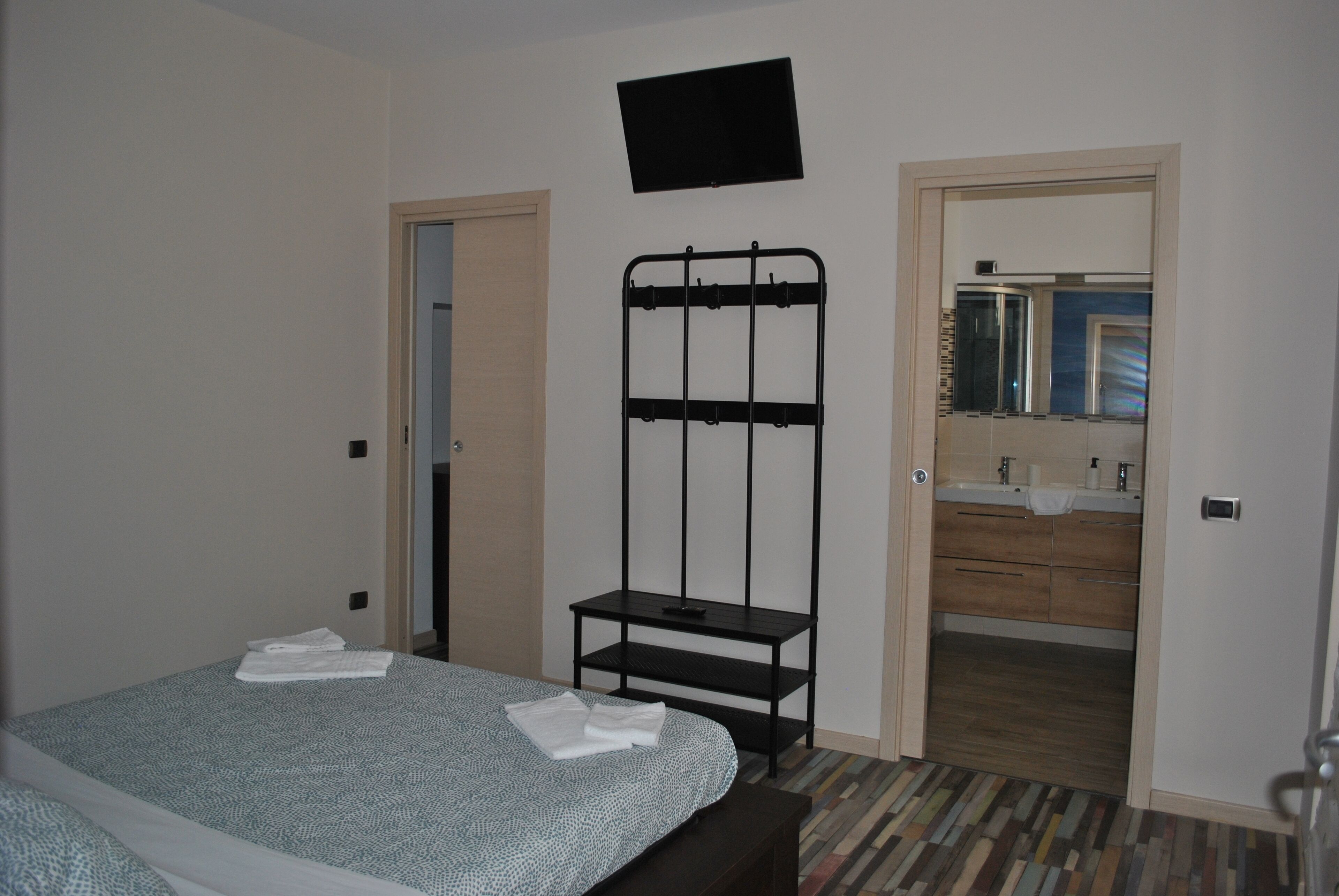 3 bedrooms, desk, iron/ironing board, travel crib